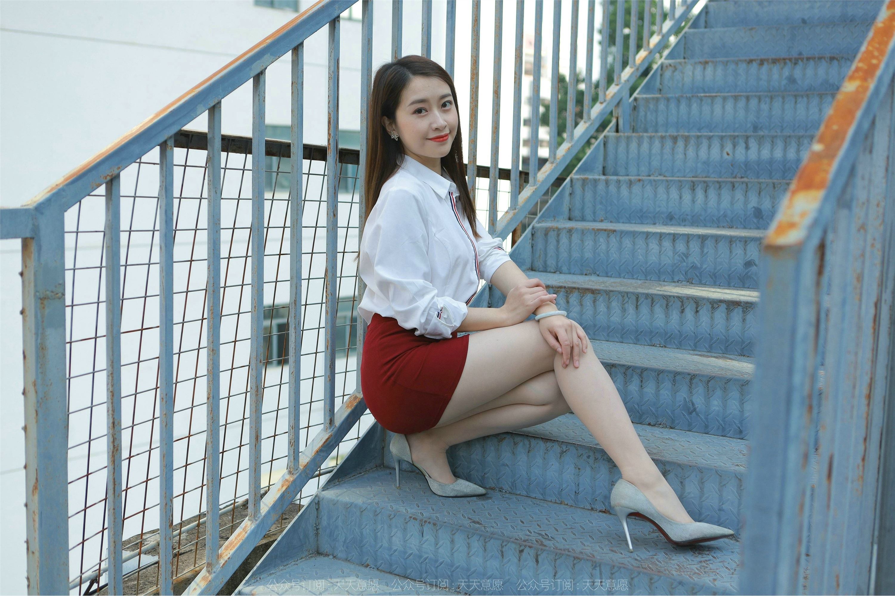 IESS异思趣向  2022.02.17 丝享家1006：小婕《性感红色包臀裙》